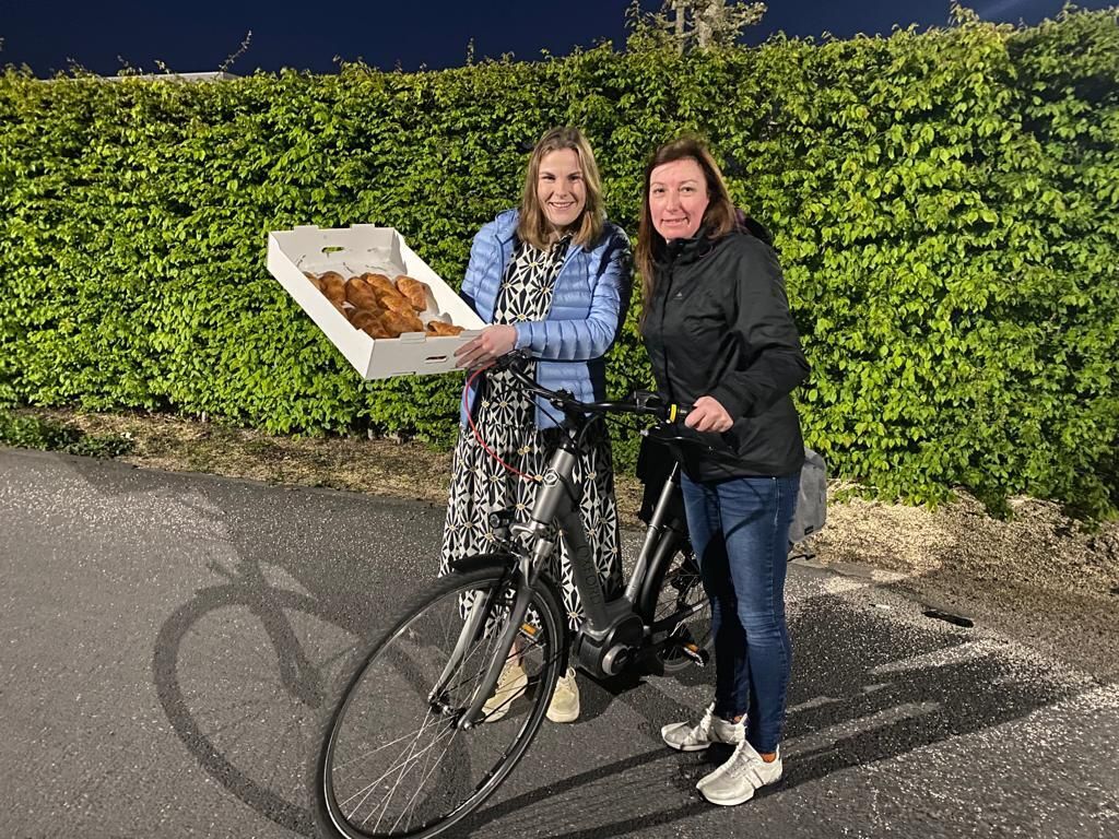 twee dames met een fiets en croissants