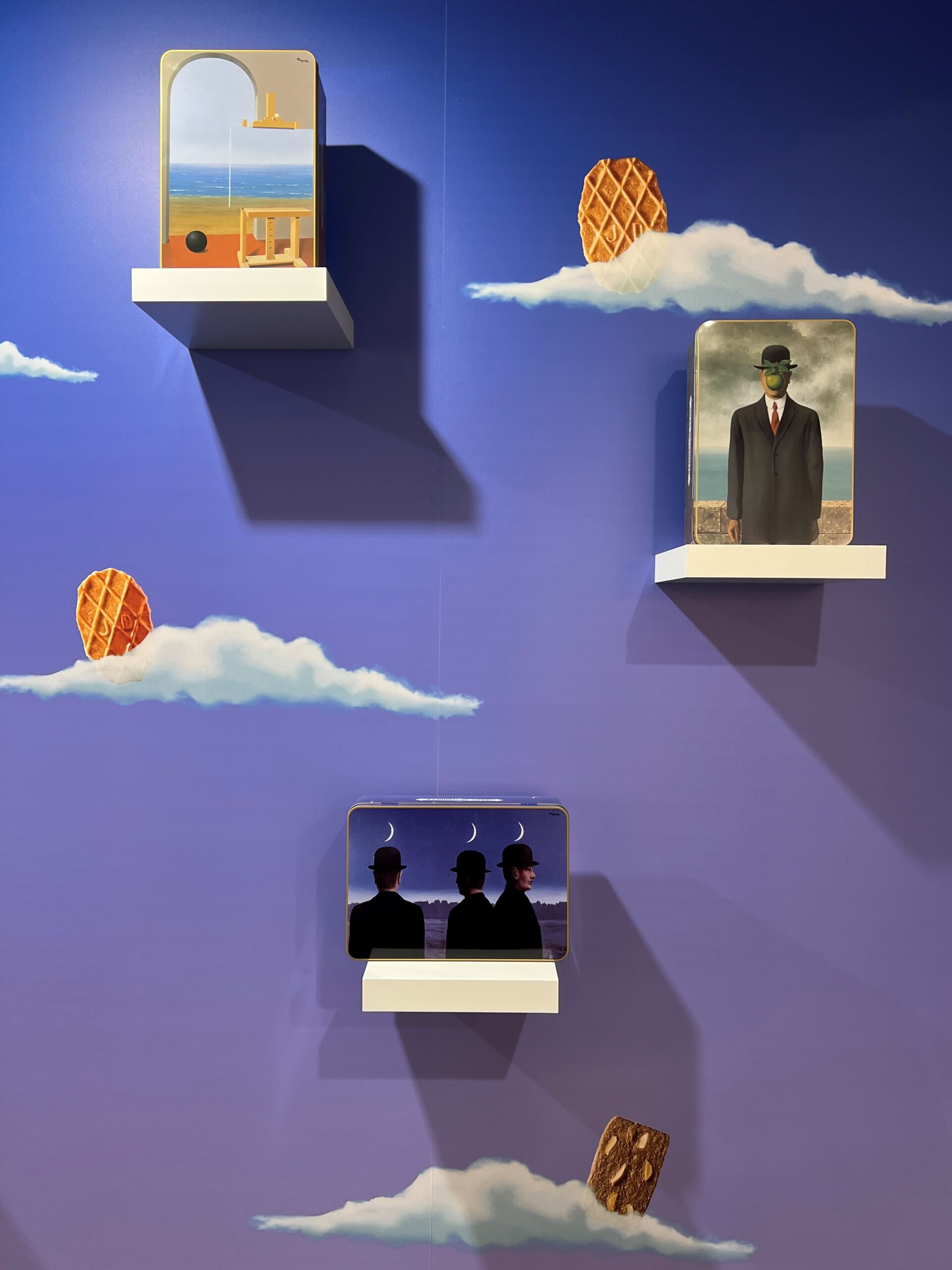 Wand met blikken van Magritte